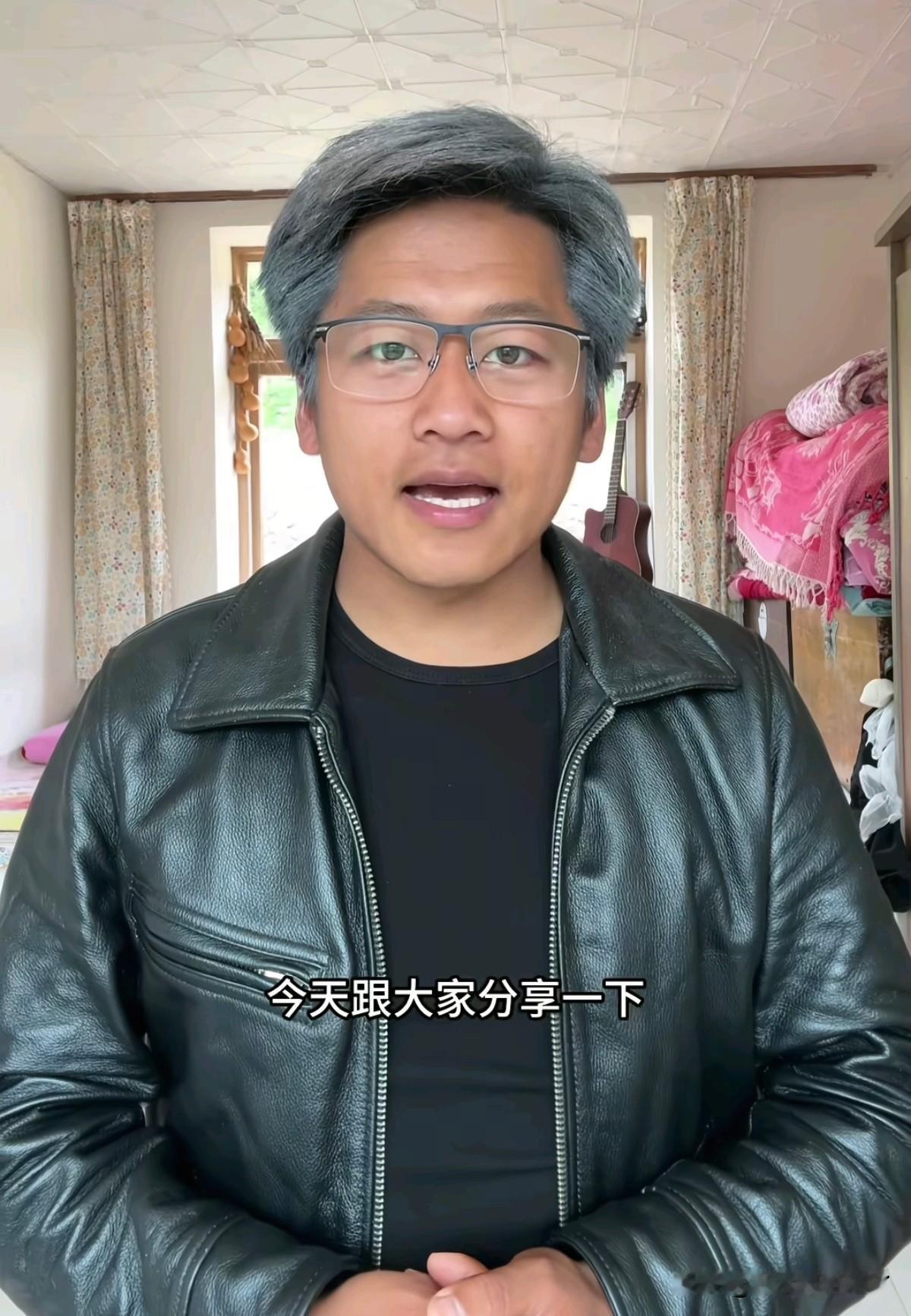 黄仁勋薪水应该都不如模仿他的这哥们…

但薪水和收入是一个概念吗？工资拿1块，分