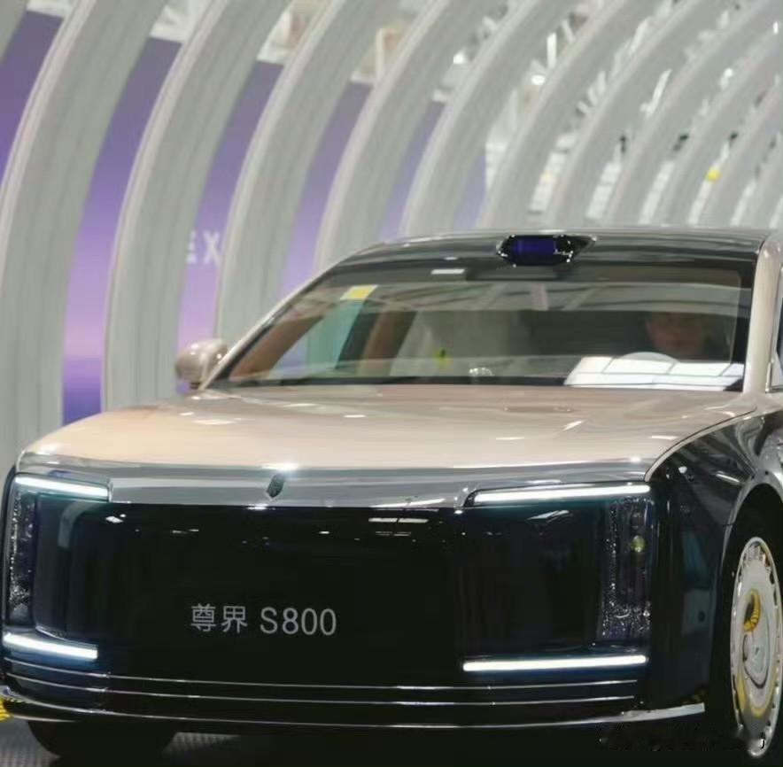 被李连杰的vlog戳中了！70万级的尊界S800果然藏满惊喜，华为鸿蒙智驾加持的