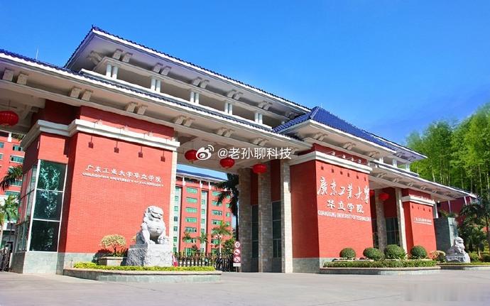 广州某高校辟谣禁止小米汽车入校学校方面的回应，把责任归咎到了保安和车主本身学校表