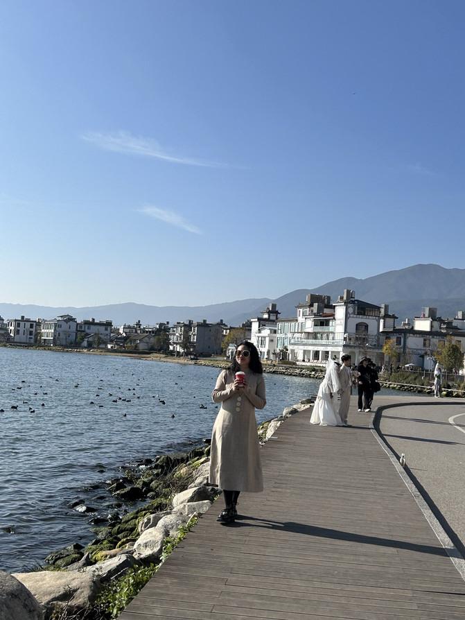 洱海不只是一片湖，她是大地的眼眸，凝望着苍山的巍峨，渔民划着猪槽船出海，渔船摇着