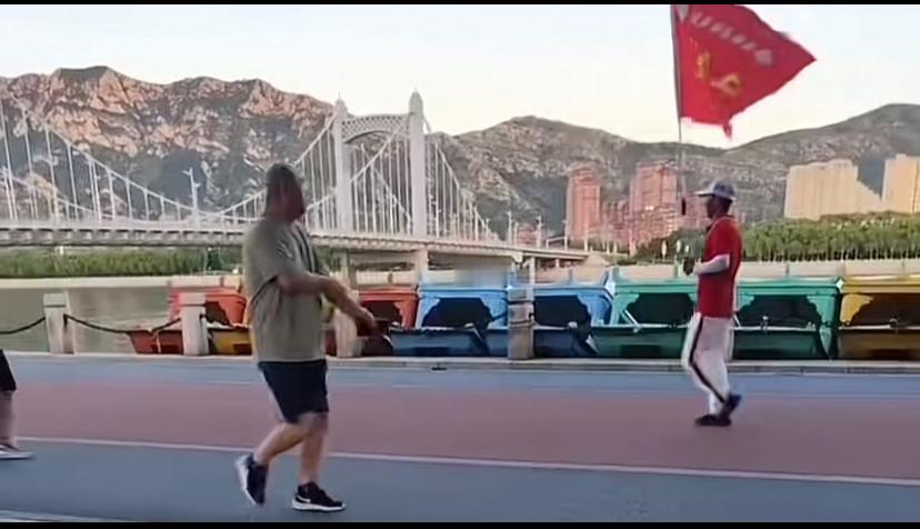 这个暴走集团为何招众人不待见，我觉得太招摇过市了，就像办运动会，偶尔搞一下能理解