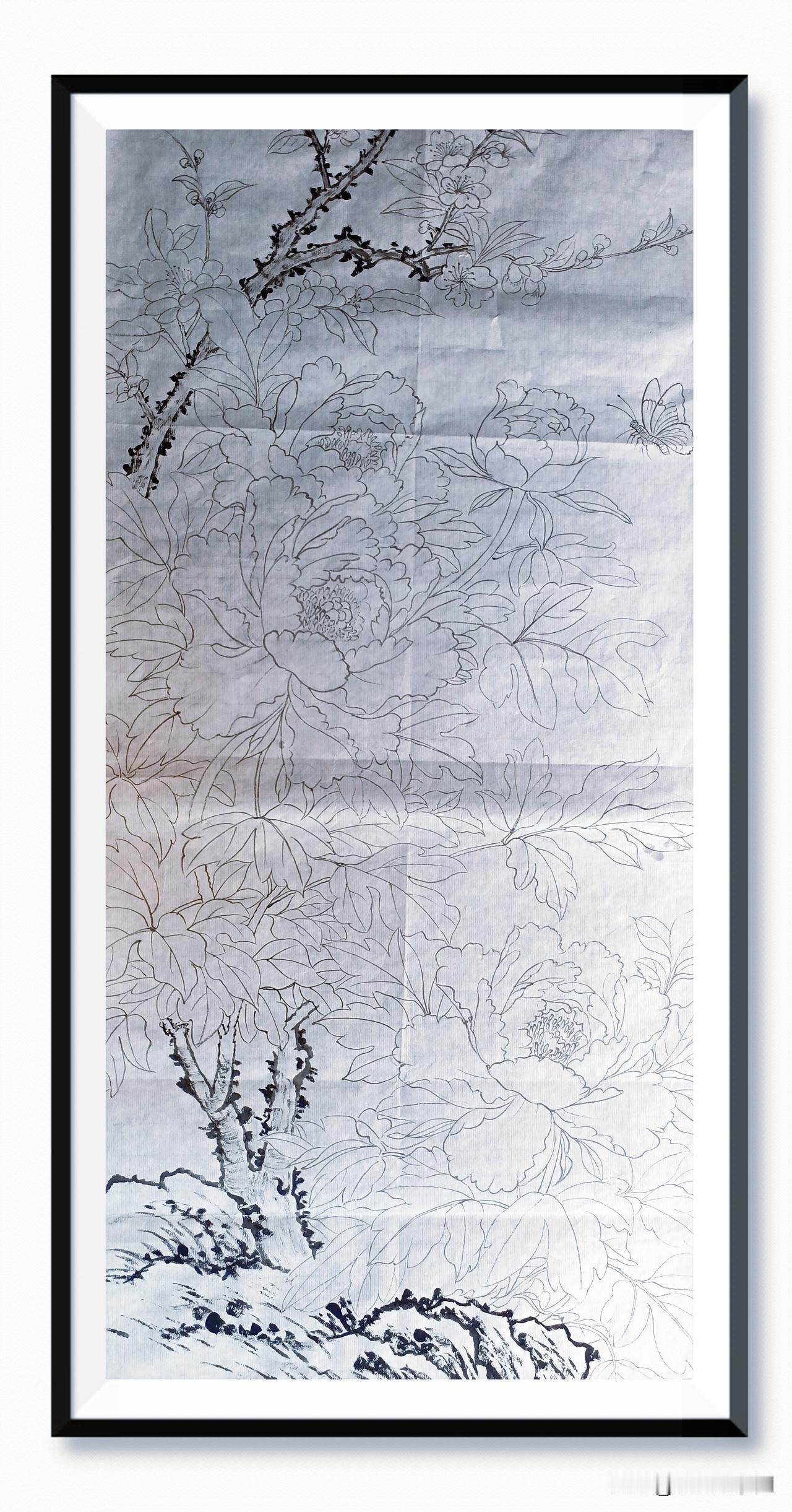 素纸白描绘牡丹，
千丝万线写清欢。
一蝶翩然花间舞，
不求艳色自安然。