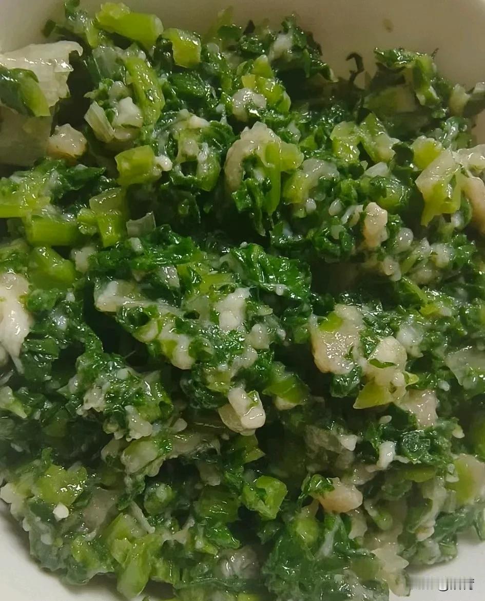 今天包了两样馅的饺子，芹菜肉的和萝卜缨子的，我和老公喜欢吃芹菜的，婆婆喜欢吃萝卜