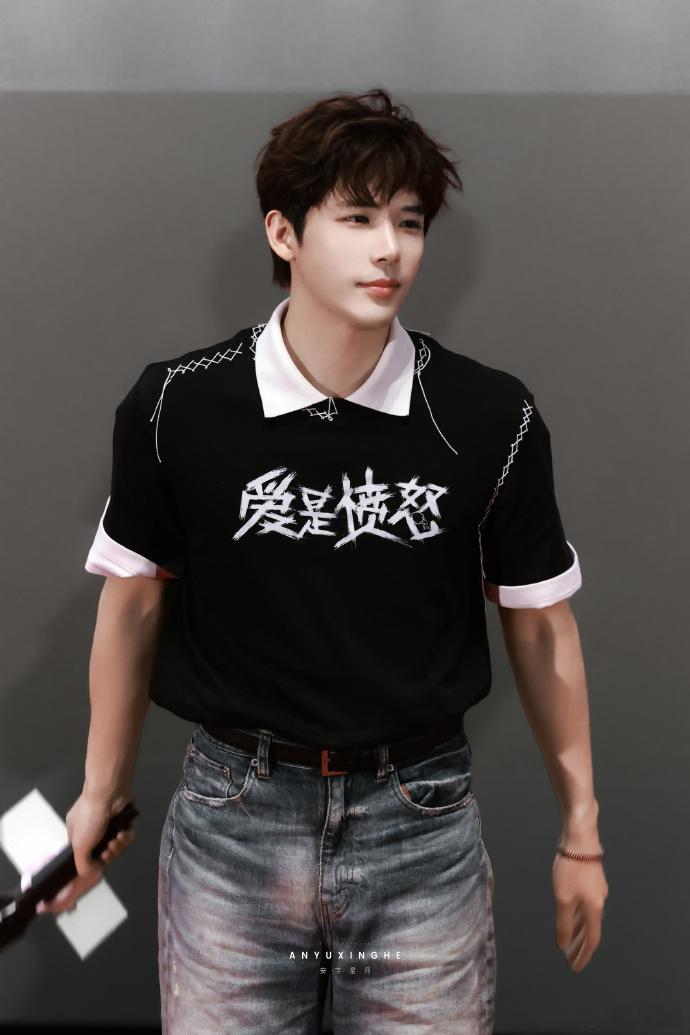 王安宇又唱了想你的夜真的很喜欢王安宇，宝藏男孩来的，谁能想到他会再现想你的夜，从