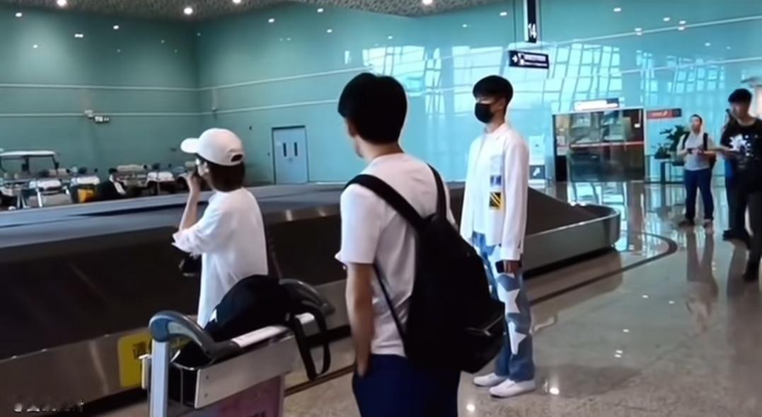 别人都那么自在的站着，
唯独他像个受训的小孩，
哪个明星这样子啊
原来一切有迹可