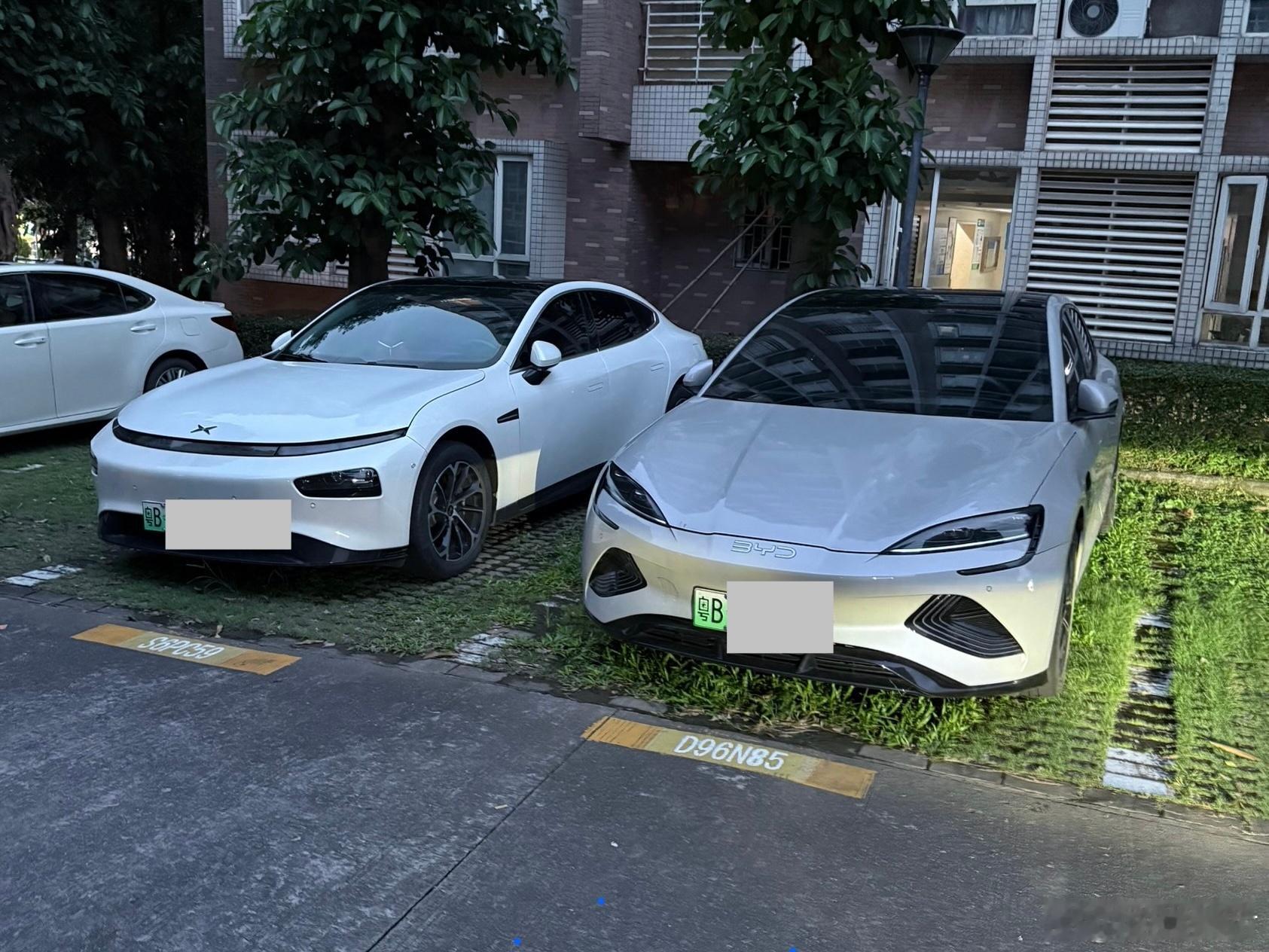 中国汽车工业里的两台里程碑式纯电轿跑车型，同框了 ​​​