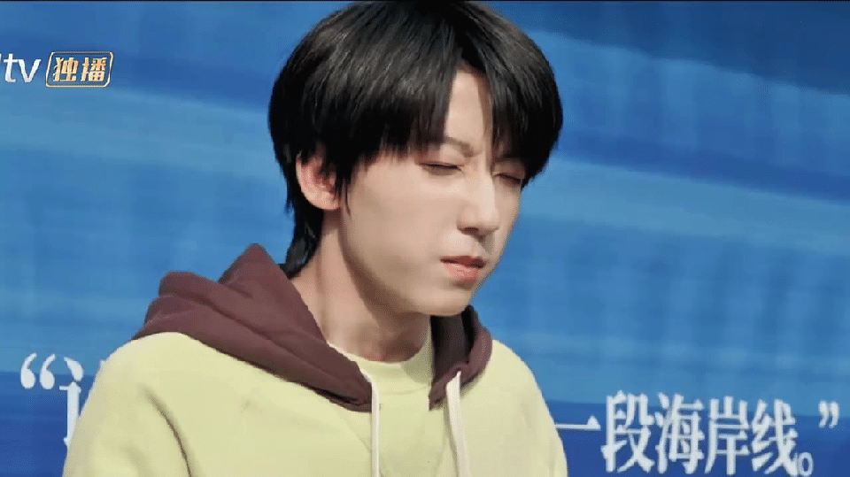 杨博文周扬我连心疼你都有时差 心疼的时差，是他已经熬过万丈孤独，我们才奔赴而来。