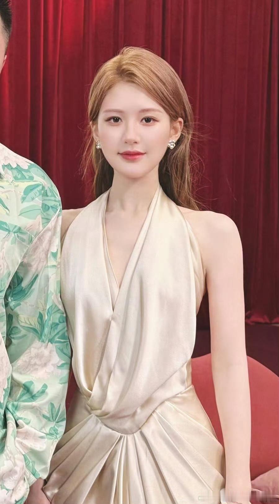终于看到自然光的赵露思，太好看了，精致的非人类，已经很美丽了，怎么还有人说丑啊