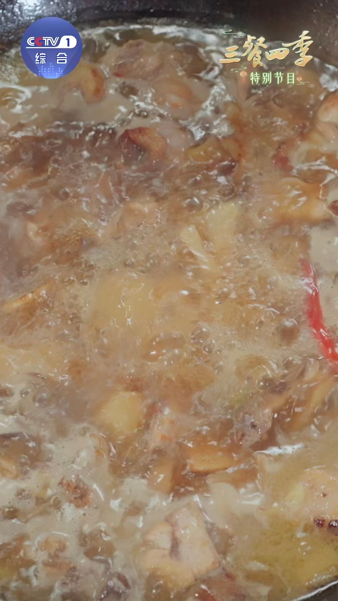 胃还没从春节走出来手把手教你小鸡炖蘑菇 盐胡椒酱油腌透的土鸡，葱姜爆香后煸出焦香