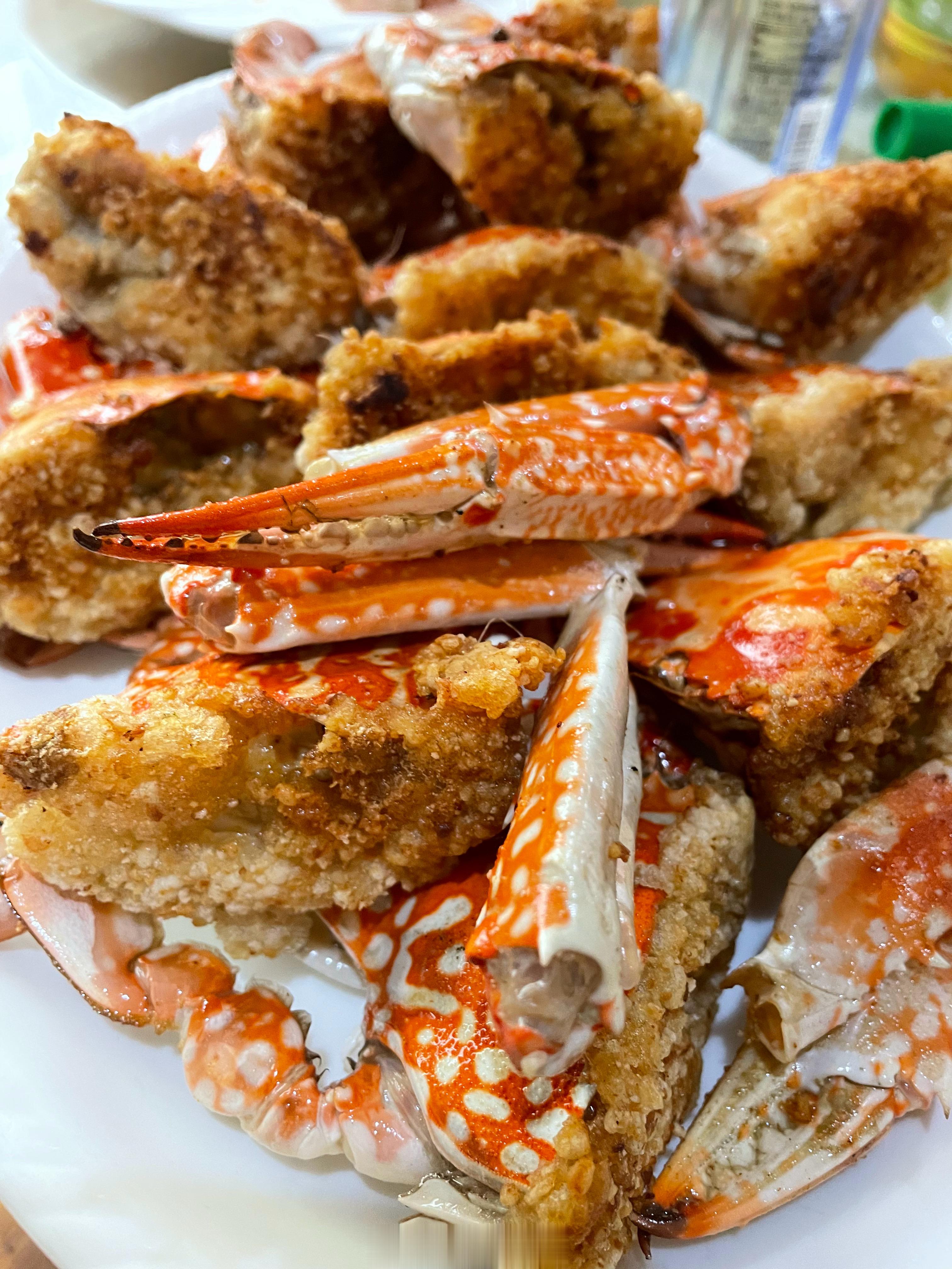 #觅食者# 螃蟹的这种做法极妙：双开煎，他这个先用薯粉封住开口的做法奇特，又香又