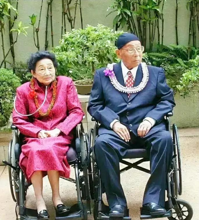 2000年在美国夏威夷拍的，男的99岁，女的88岁，很难想象1901年出生的张学