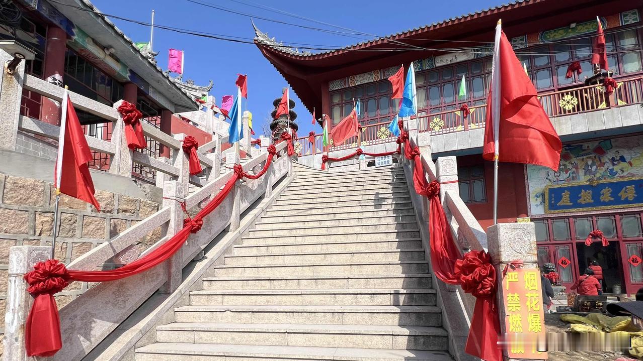 青岛即墨东京山，去即墨古城游览时途经此地，听说挺灵验，祈福平安，健康停车驻足，用