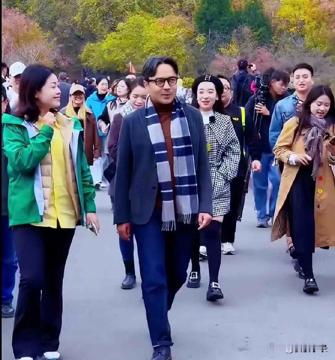 汪涵现身河南云台山！头发灰白发福又苍老，走路带风厅里厅气！[得意][得意]