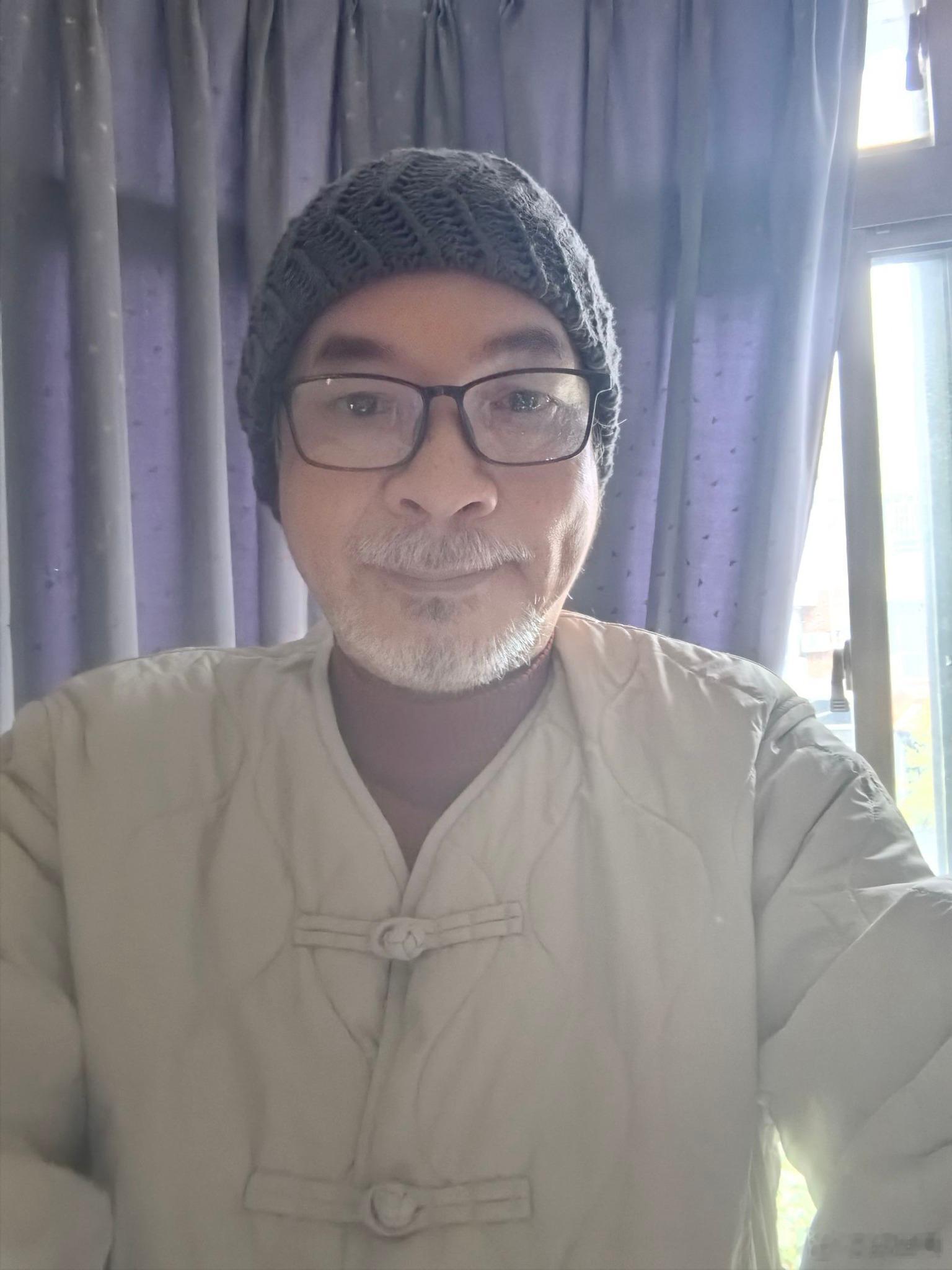 無印良品的罩衫，在有點涼意的早上穿很保暖。 