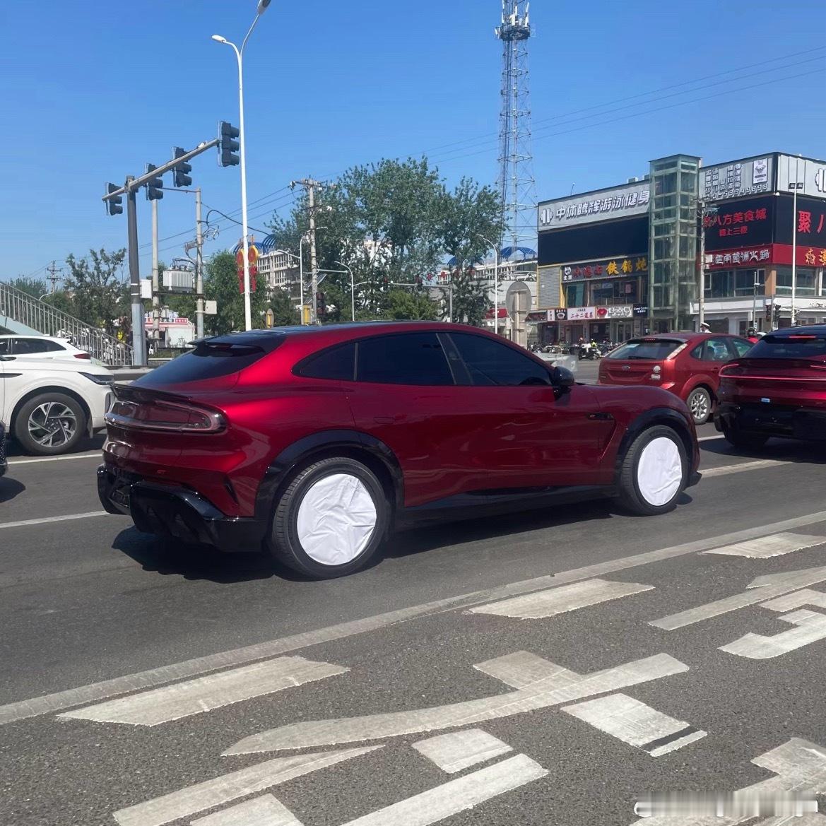 哦？网友拍的YU7 GT这颜色真好看