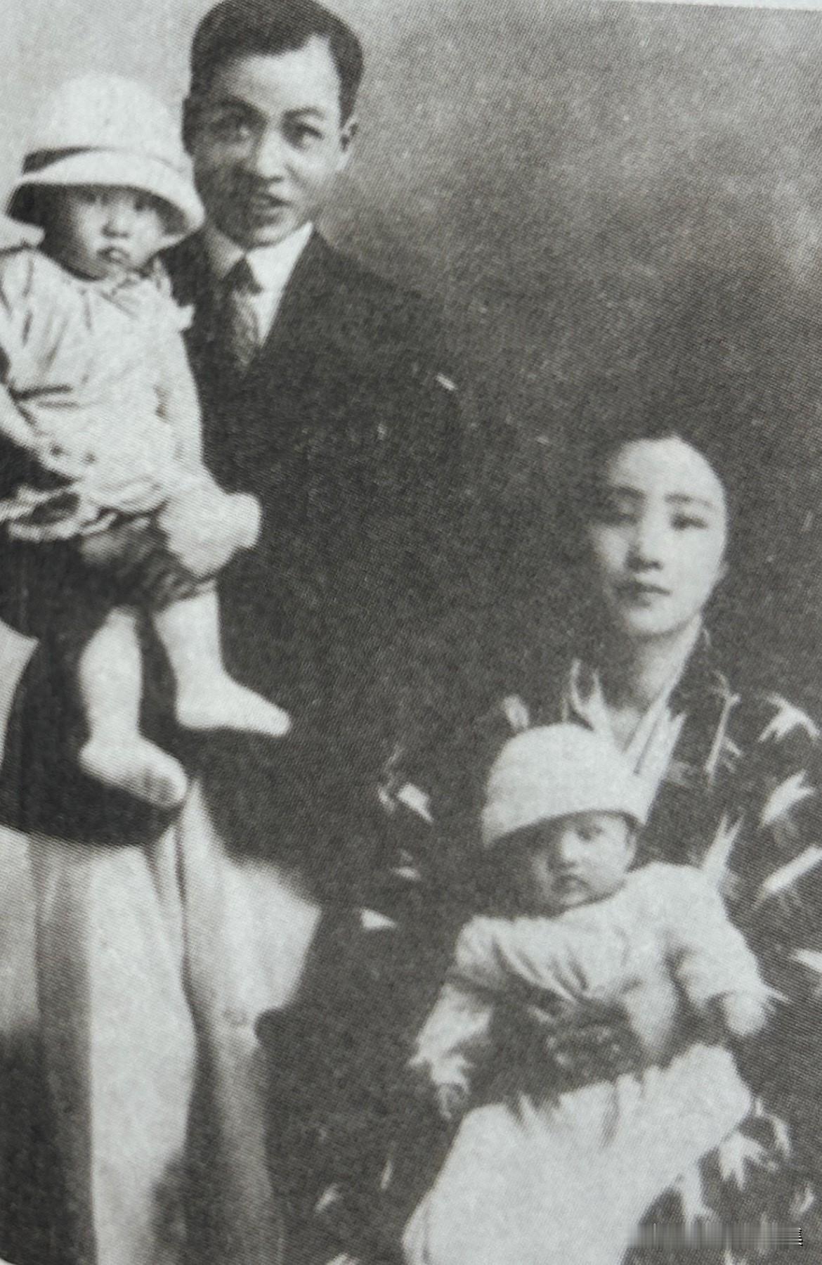 1928年5月，苏步青与松本米子在日本抱着孩子合影。此时苏步青任东北帝国大学讲师