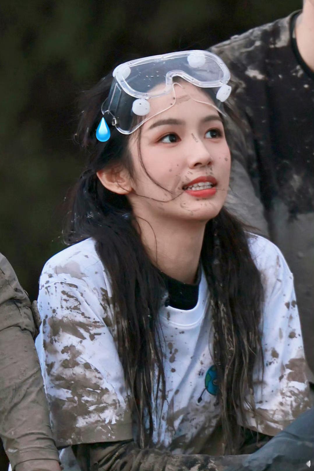 龚俊周也在一起泥点子成初雪了还以为龚俊周也拍鬼怪呢很难不惊叹两人的镜头感，乱糟糟
