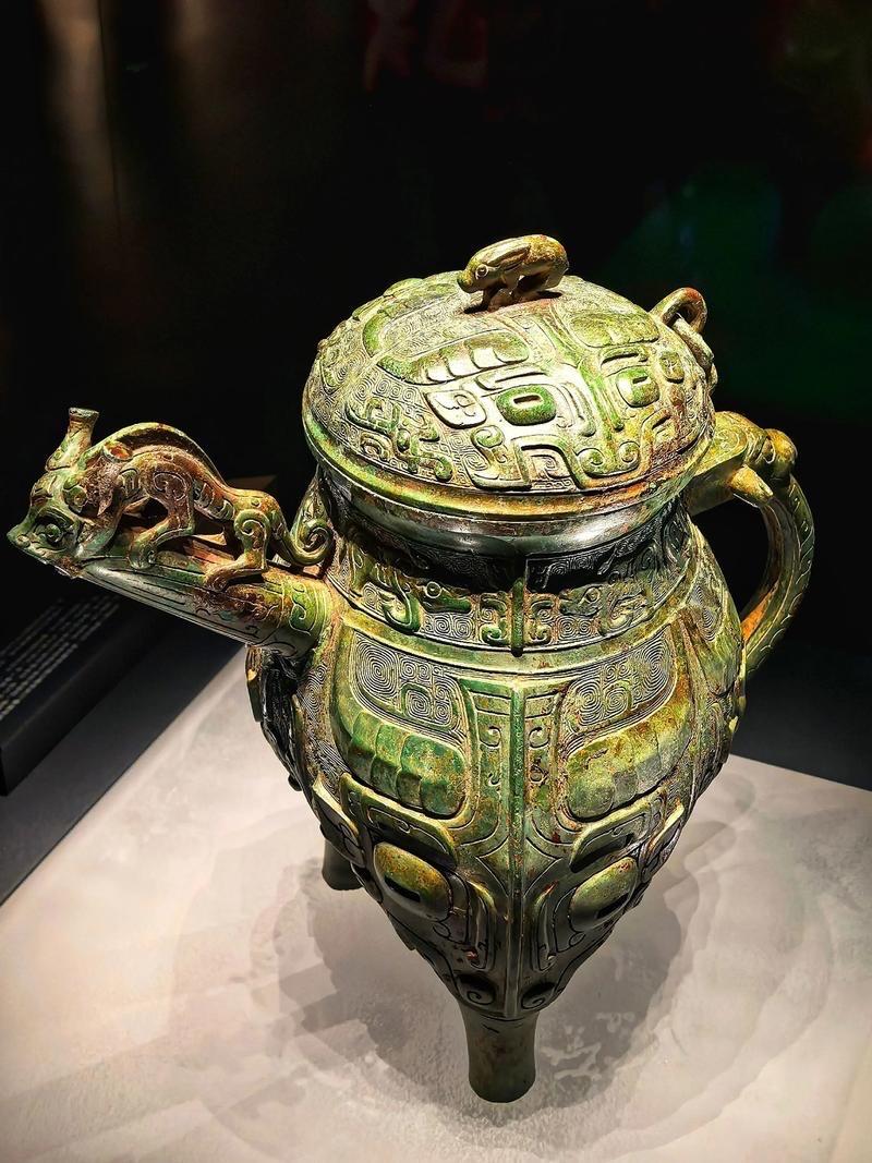 这套礼器以鼎、簠、尊缶、浴缶、盘、匜为核心组合，搭配大量成套车马器与兵器，墓主为