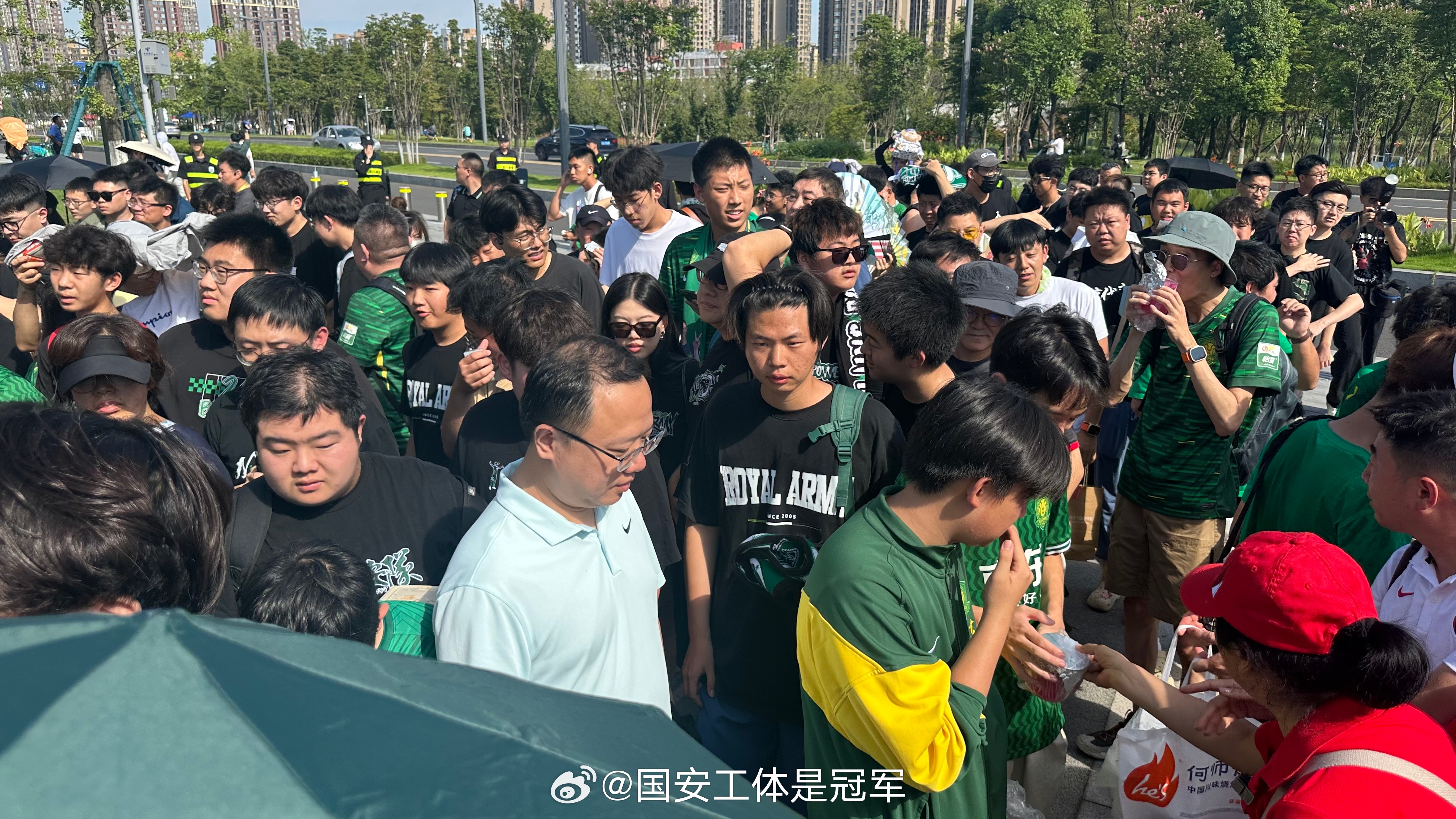 北京国安[超话]北京远征军球迷有序入场中，成都蓉城球迷来给咱们送这边特色的冰粉儿