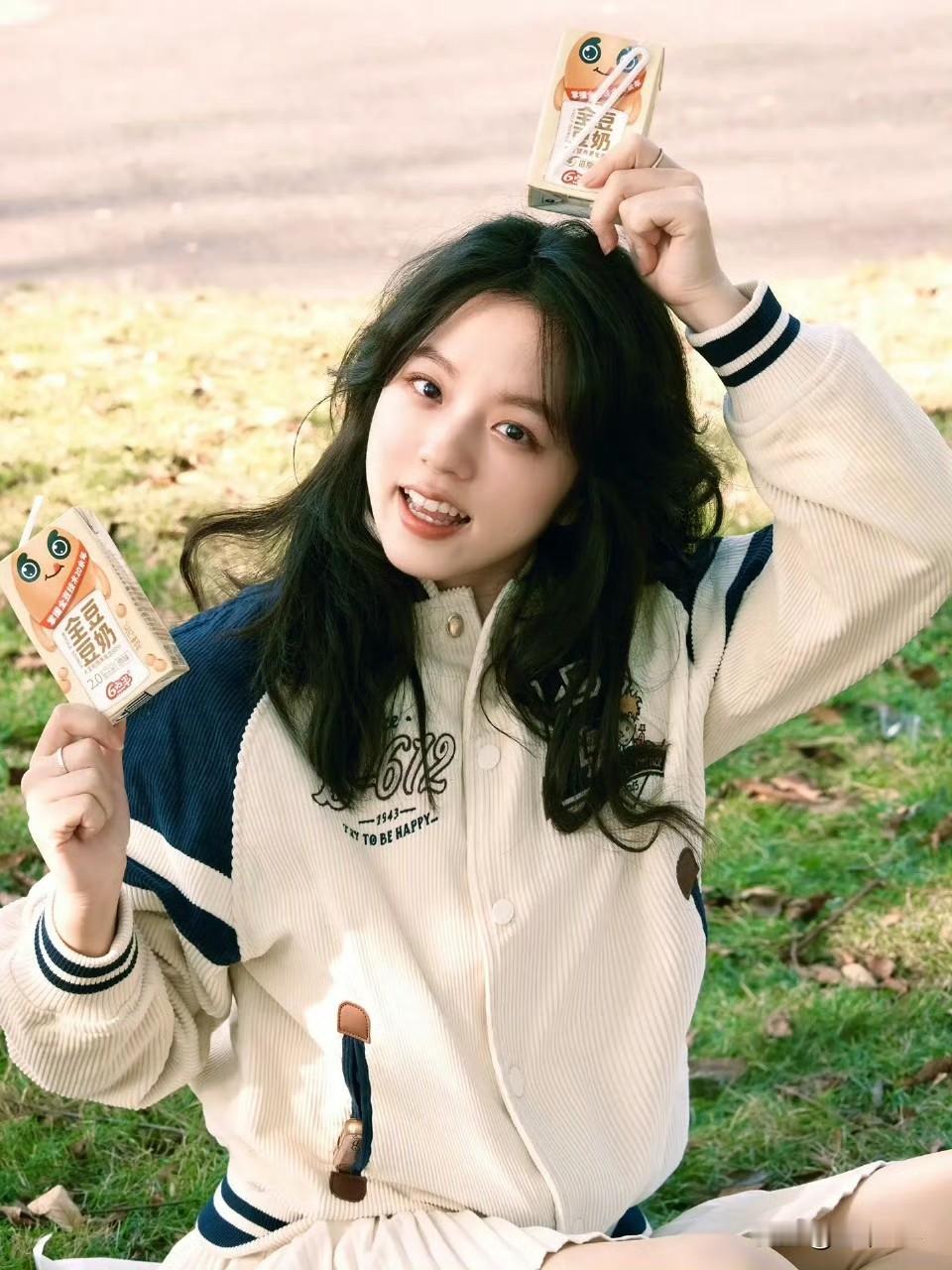 阳光草地配元气穿搭✨ 
米白撞藏青icon的棒球服软乎乎的，宽松版型藏住小肉肉，