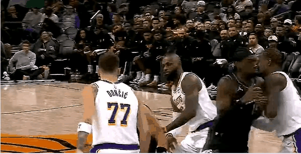 狄龙挑衅詹姆斯！詹姆斯怒火冲天，吃到技术犯规。说老实话，能让41岁的詹姆斯上头，