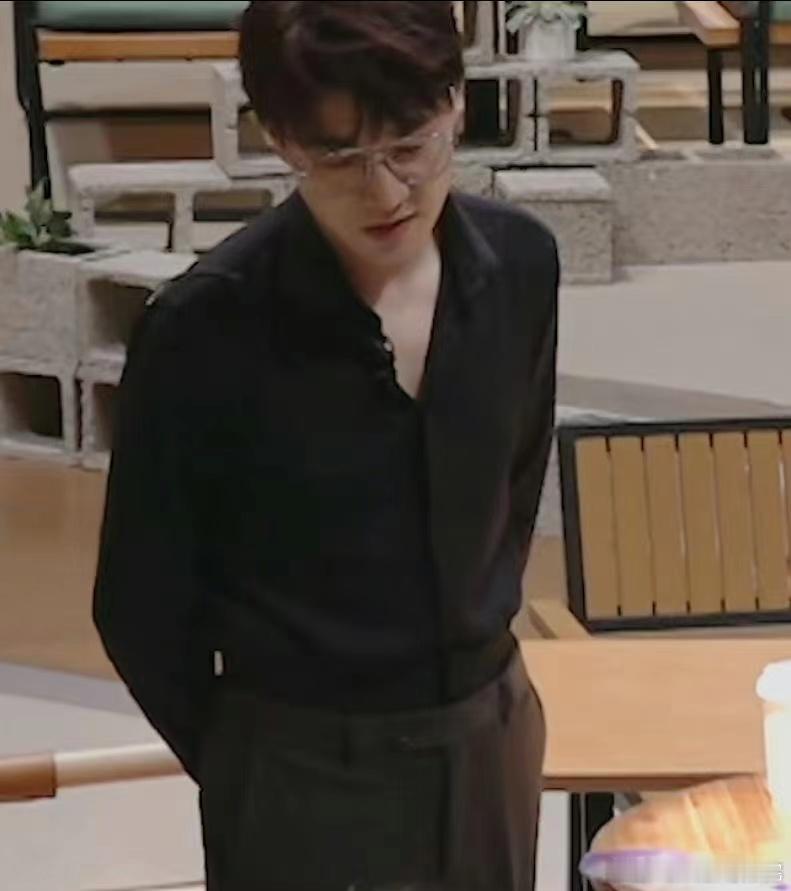 #王铮亮秀肌肉胜负欲# 粉丝们注意了，王铮亮又给大家放饭啦，本来看到他秀肌肉的时