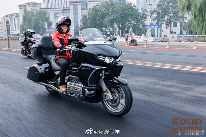 魏总真是传统老汽车人了，当年骑的幸福摩托车在村里溜达，现在都有8缸的灵魂摩托车了