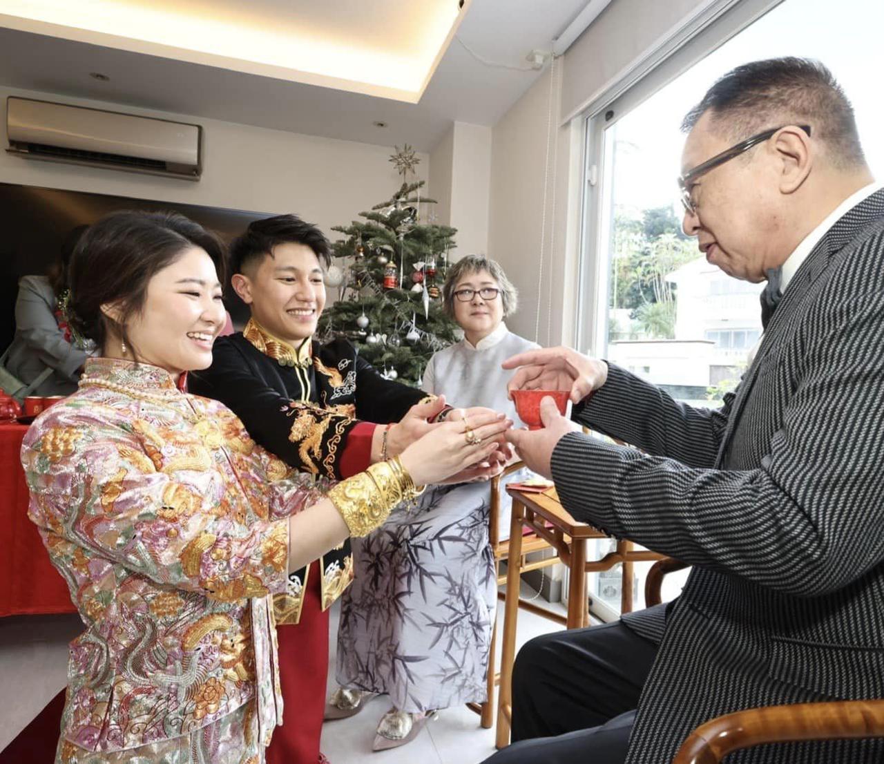 香港著名演员许昭雄的女儿出嫁，他女儿长得很漂亮，这家人真的很幸福