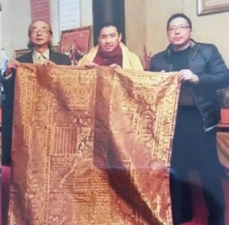 2005年，一件旧袈裟在北京拍卖，却无人问津，一男子觉得蹊跷，花9万买下。回家后