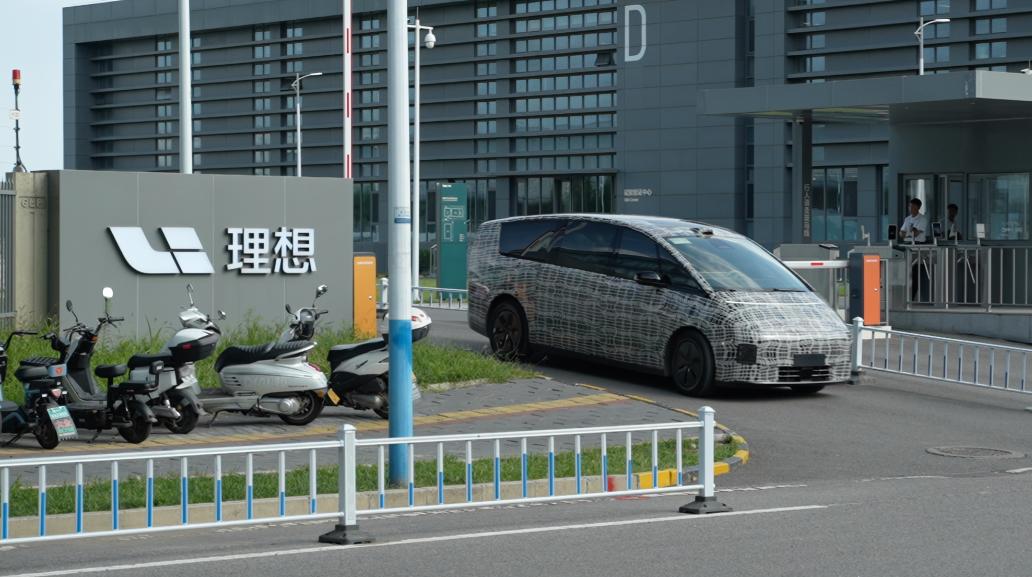 理想首款MPV谍照来了，车身尺寸很大，估摸着5米2出头，前脸子弹头设计，像极了多