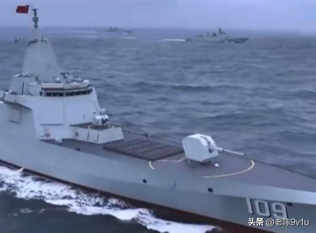 中国公开两艘055型万吨大驱
系吨位最大驱逐舰
3月8日中国公开两艘055型万吨