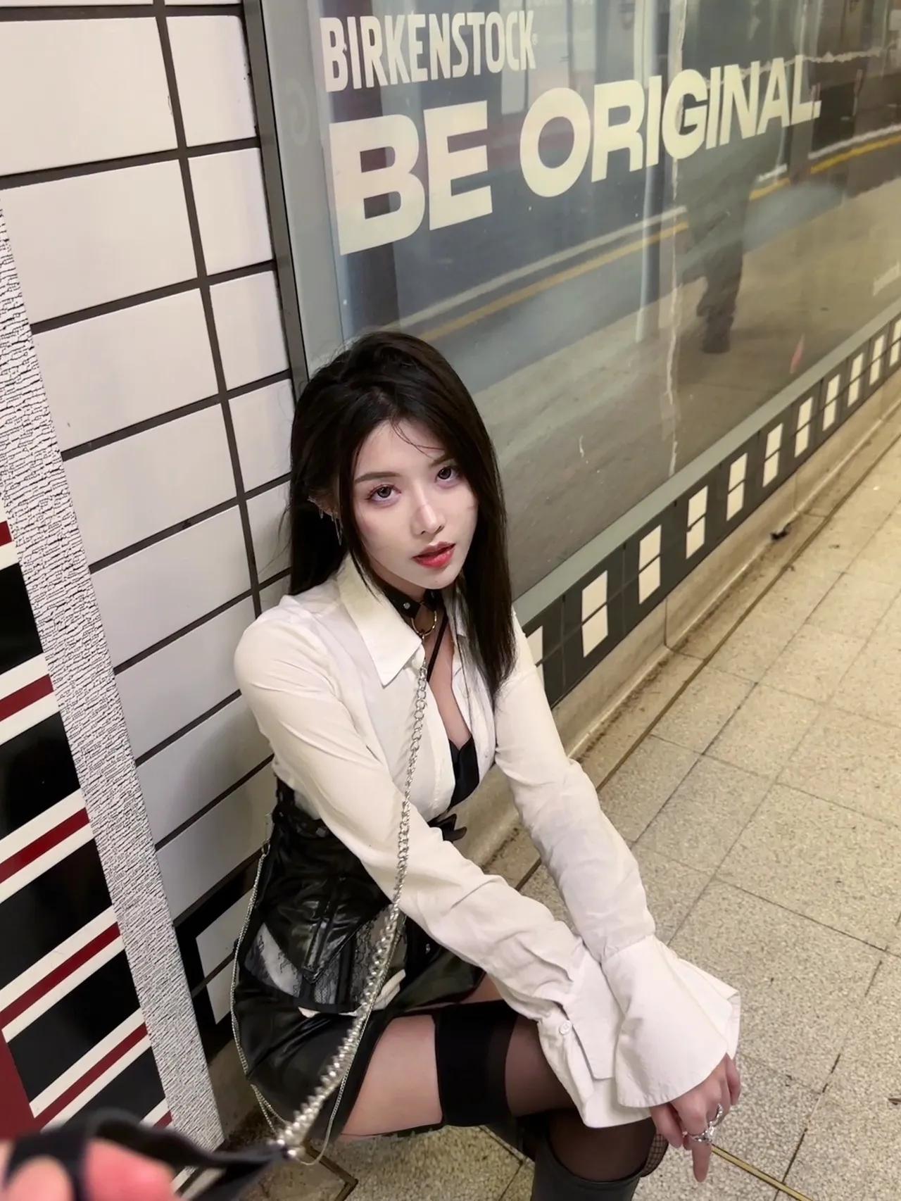 地铁辣妹穿搭｜甜酷风直接封神✨
 
谁能拒绝在伦敦莱斯特广场地铁站拍一组甜酷大片