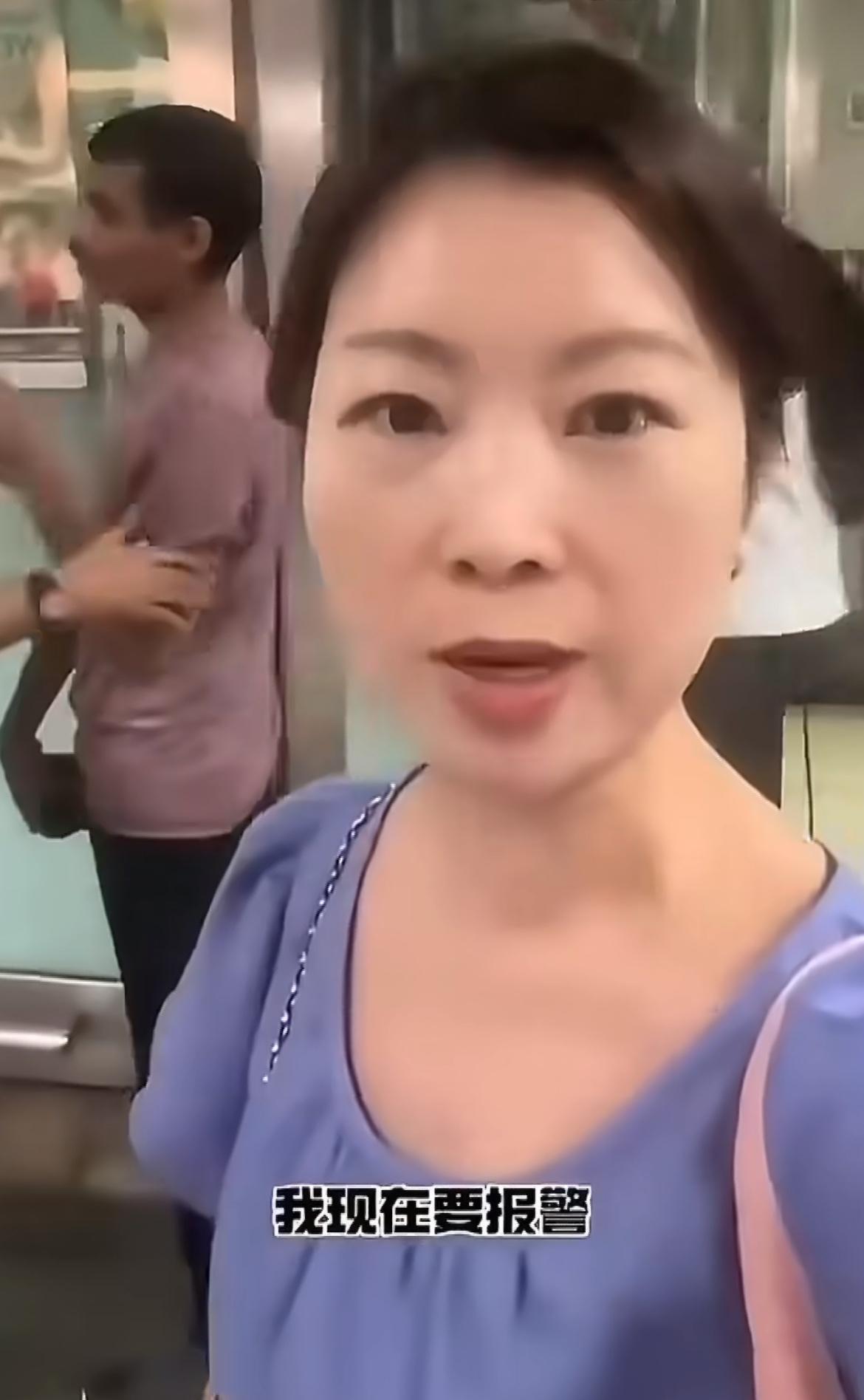 印度男子在新加坡地铁抓女子臀部被捕
一名女子在新加坡乘坐地铁的时候，突然发现臀部