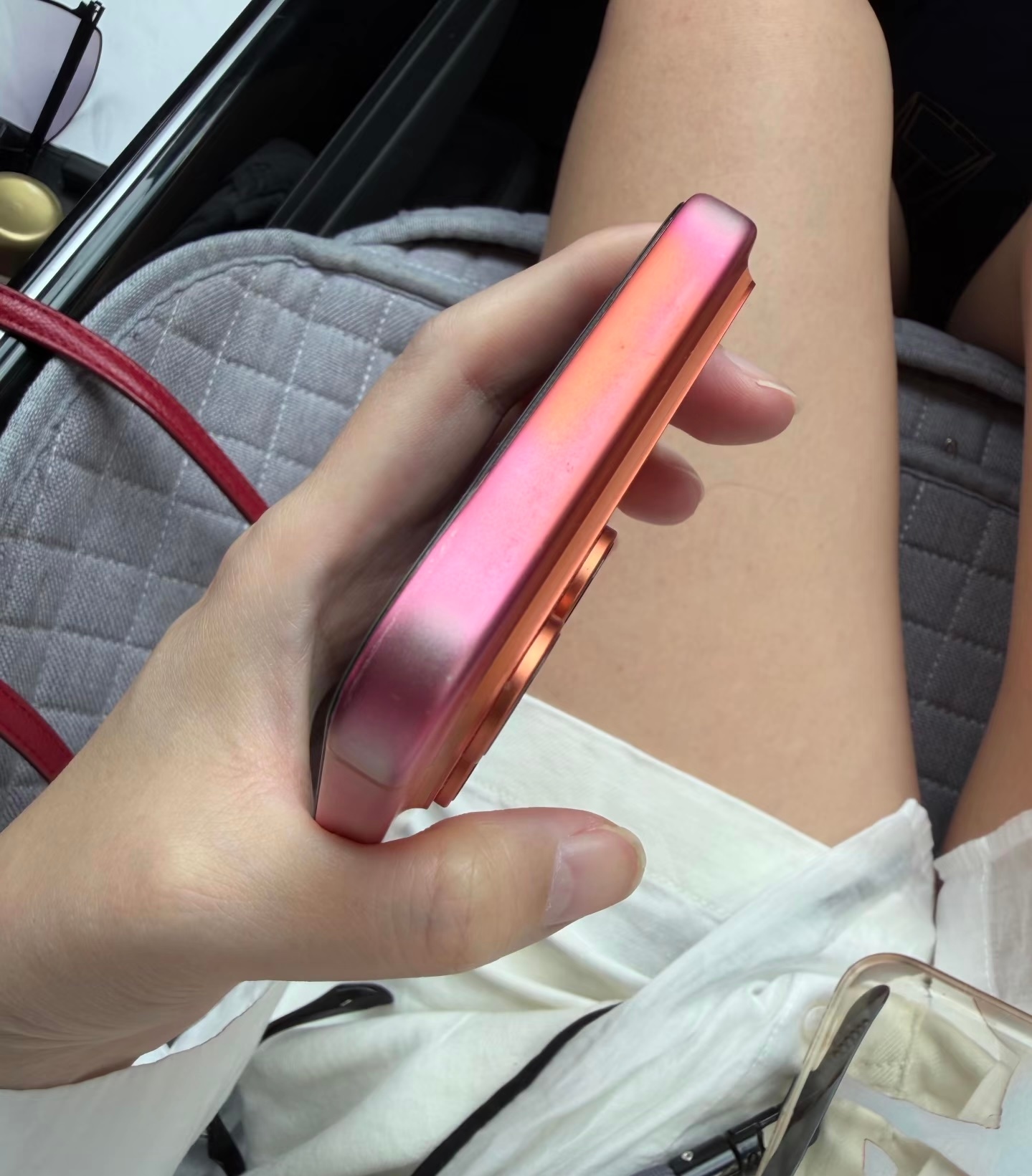iPhone 17 掉色这么离谱的吗？网上刷到一位小姐姐的分享这手机都成玫红色了