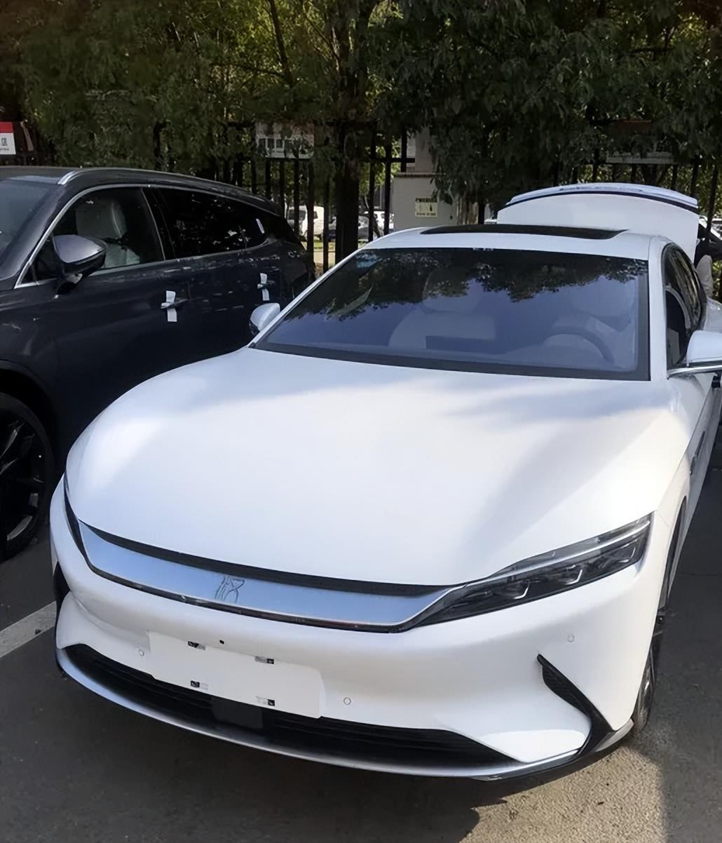 一位车主花27万买的比亚迪，开了六年16万公里，换备胎时突然愣住——车轮内侧藏着