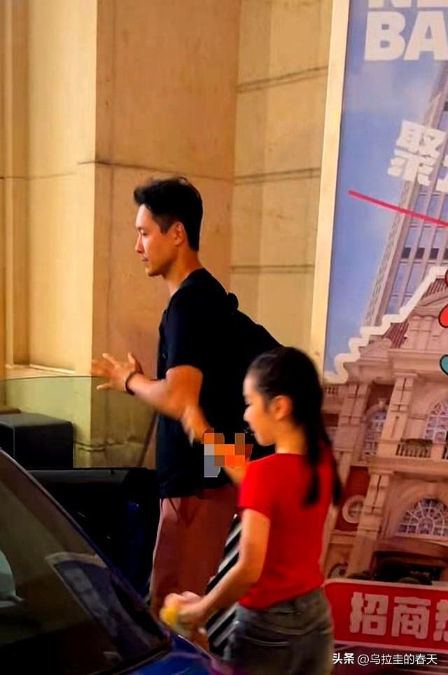 董璇女儿在天津登台那天，高云翔开着那辆蓝色宝马去接娃，44岁了，身形还是很挺。