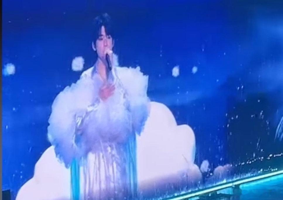 宋亚轩用手语ending宋亚轩雨天手语 宋亚轩雨天手语，好感动啊 ​​​