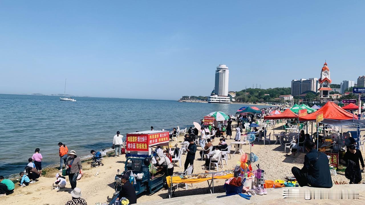 五一假期的烟台海边
你想象不到的拥挤
沙滩上已经被烧烤占领了