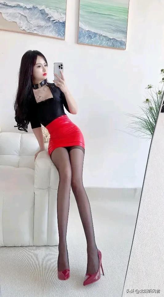 黑衣红裙，性感迷人，高跟鞋点睛之笔！👠💃🏻
