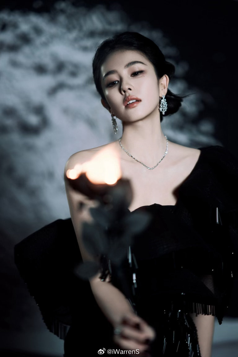 女顶白鹿黑天鹅裙高定芭莎盛典造型出图了，🍍美爆了呀！[求关注]芭莎盛典红毯 ​