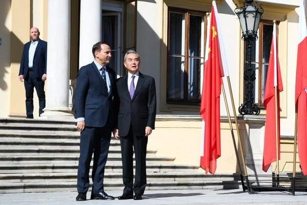 和中方谈完，波兰当着全球宣布稀土喜讯，欧盟和美国目瞪口呆：为啥波兰这么好运！
