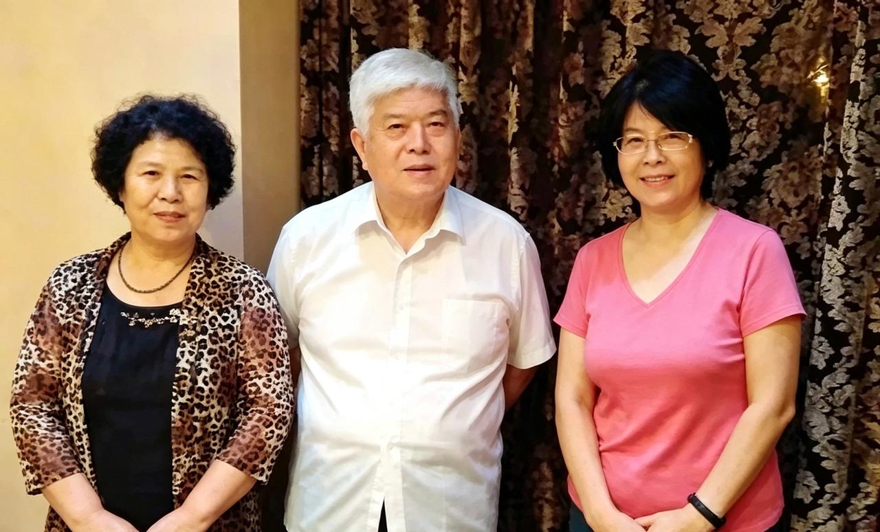 父亲是乔冠华，娶芭蕾舞演员为妻，当过外交部副部长。考考你，这是谁一家人？
