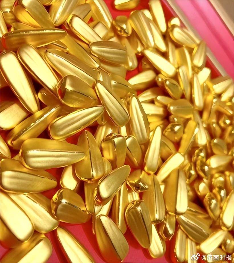 【#金饰价格日跌55元#】当地时间3月18日晚间，现货黄金盘中大跳水。截至当日收