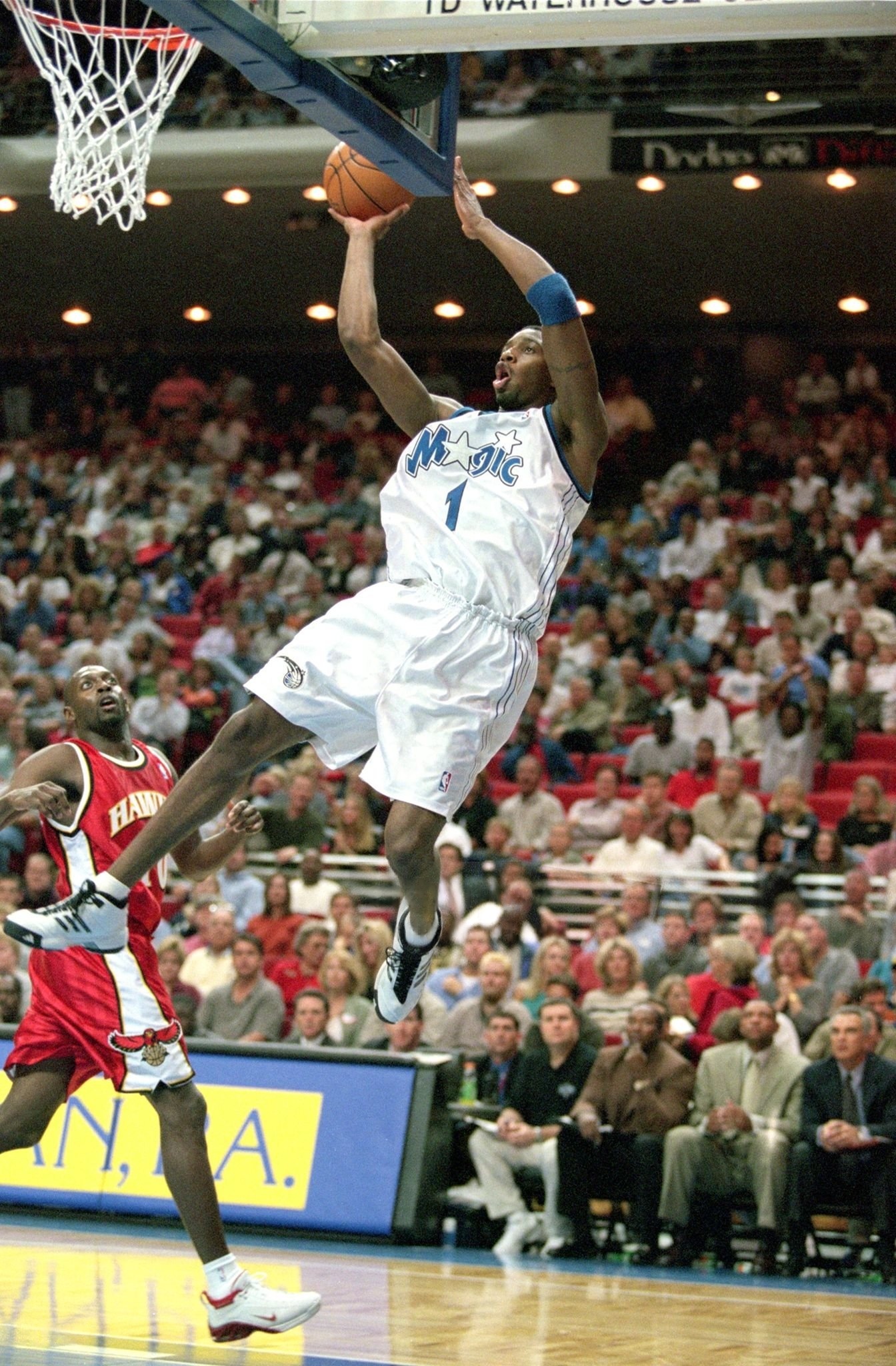 Tracy McGrady 这角度好像在扶着篮筐瞄准麦迪