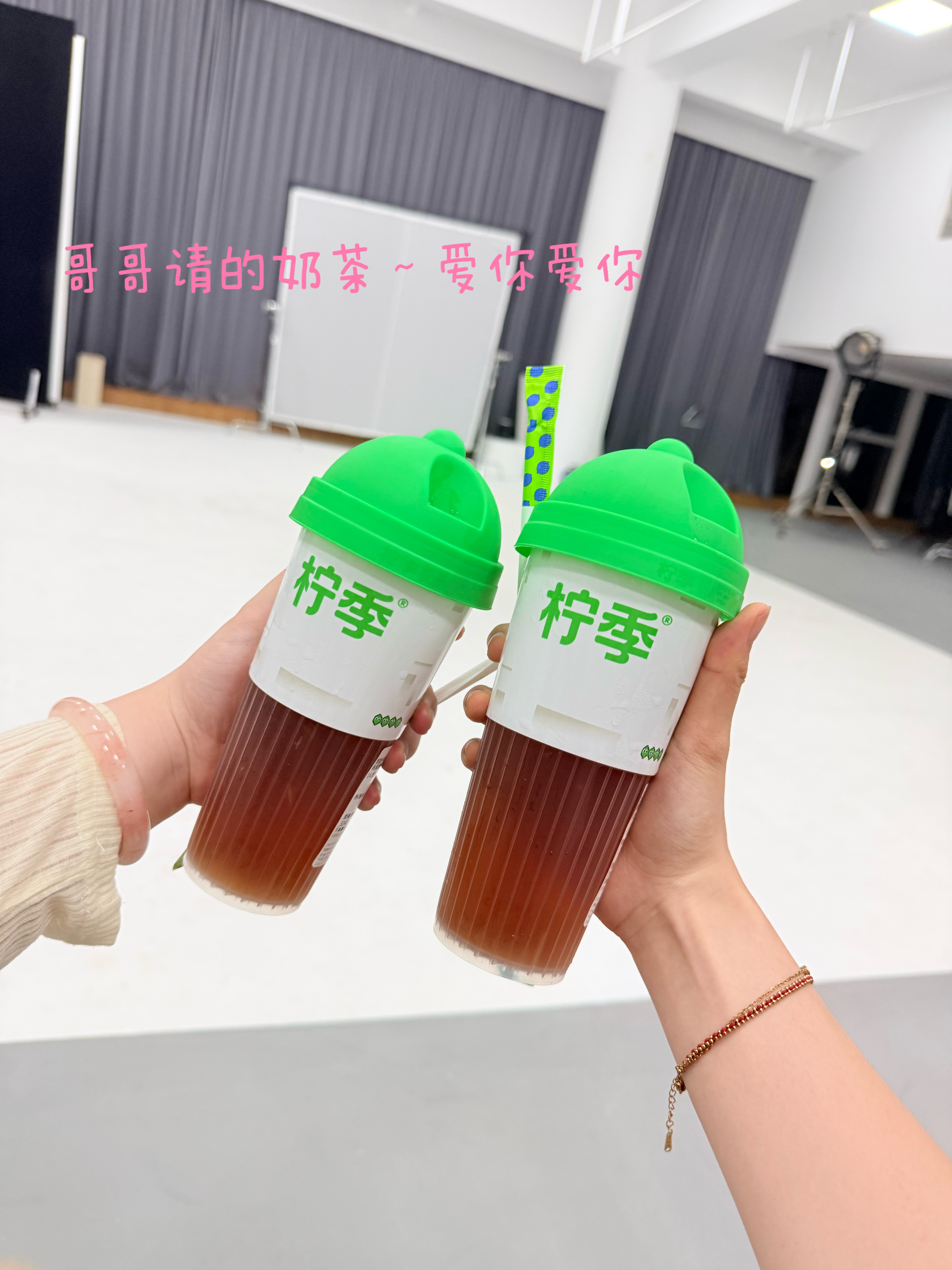 一开始买了饮料发现还是有mermer没有分到 小猪又给买了柠季柠檬茶 知道mer