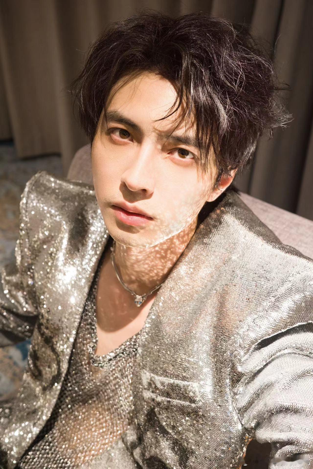 #蒲熠星随时随地大小拍##蒲熠星你闪到我了# 这把真让小蒲穿上时尚潮流先锋蛇皮高