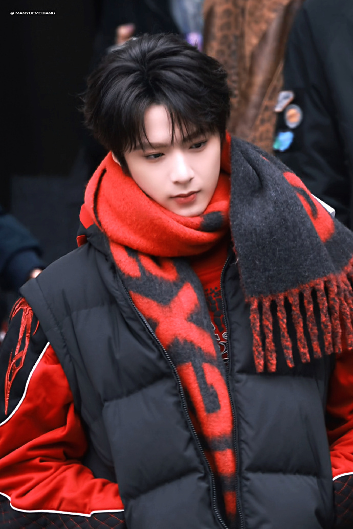 刘耀文宇闪黑红look 刘耀文宇宙闪烁请注意上班造型 刘耀文宇宙闪烁请注意上班造