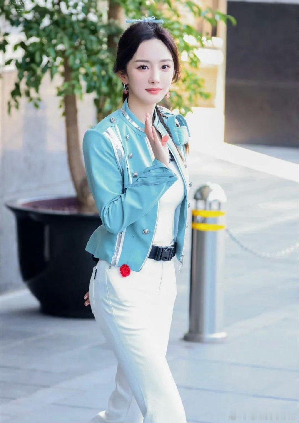 杨幂确诊宠粉型人格双向赋能解读：与其说杨幂“确诊宠粉型人格”，不如看作是明星与粉