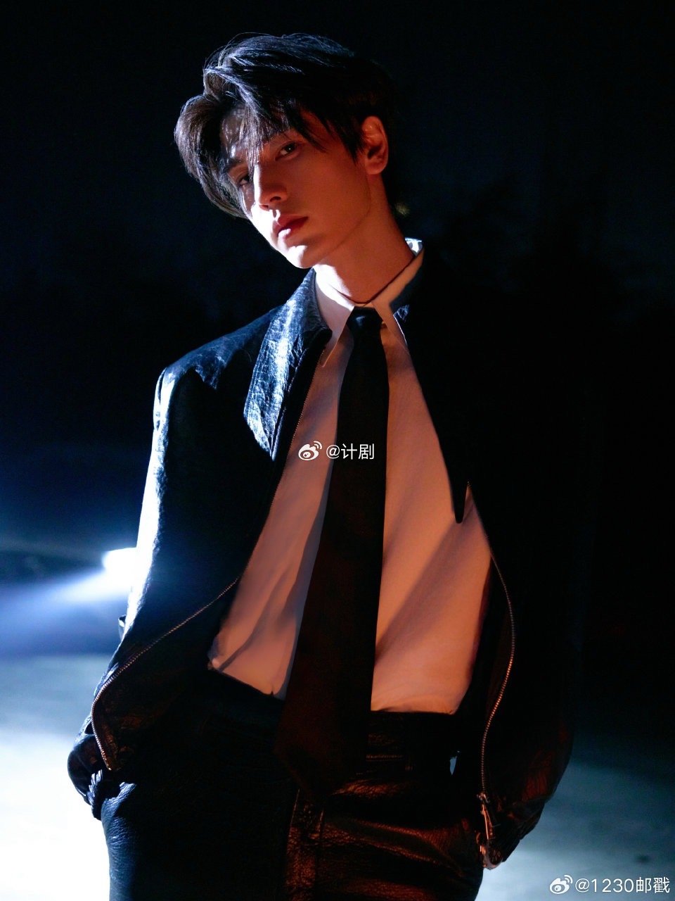 张凌赫转身盯镜头 怼脸镜头最能考验状态，他看起来还是那么清爽帅气，转身的仪态和眼