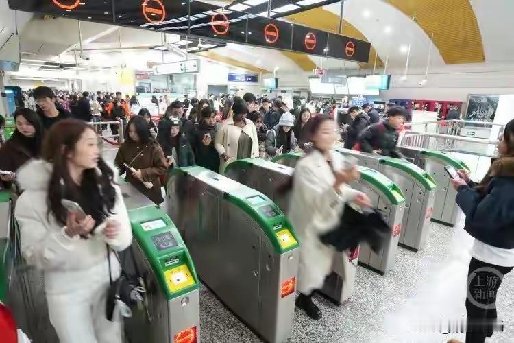 跨年夜重庆轨道交通客运量再创新高“山城的跨年夜，一半的烟火在天上，一半的人潮在轨